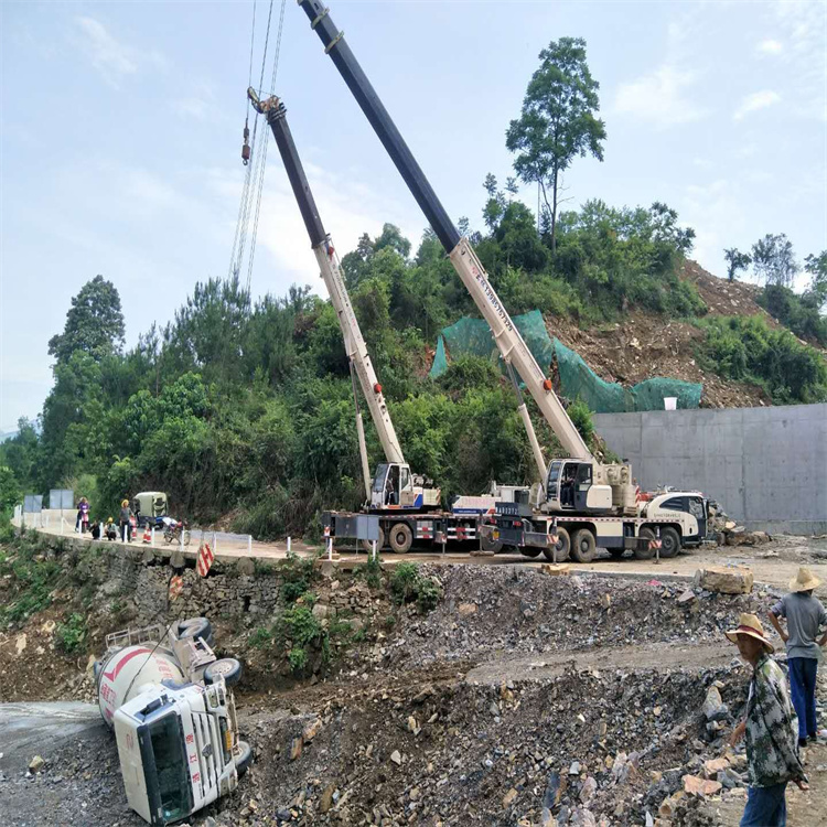 泰山汽车掉沟里叫吊车救援要多少钱