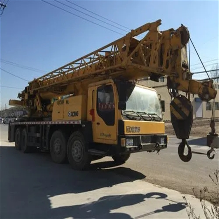 泰山吊车吊挖机吊哪里比较安全